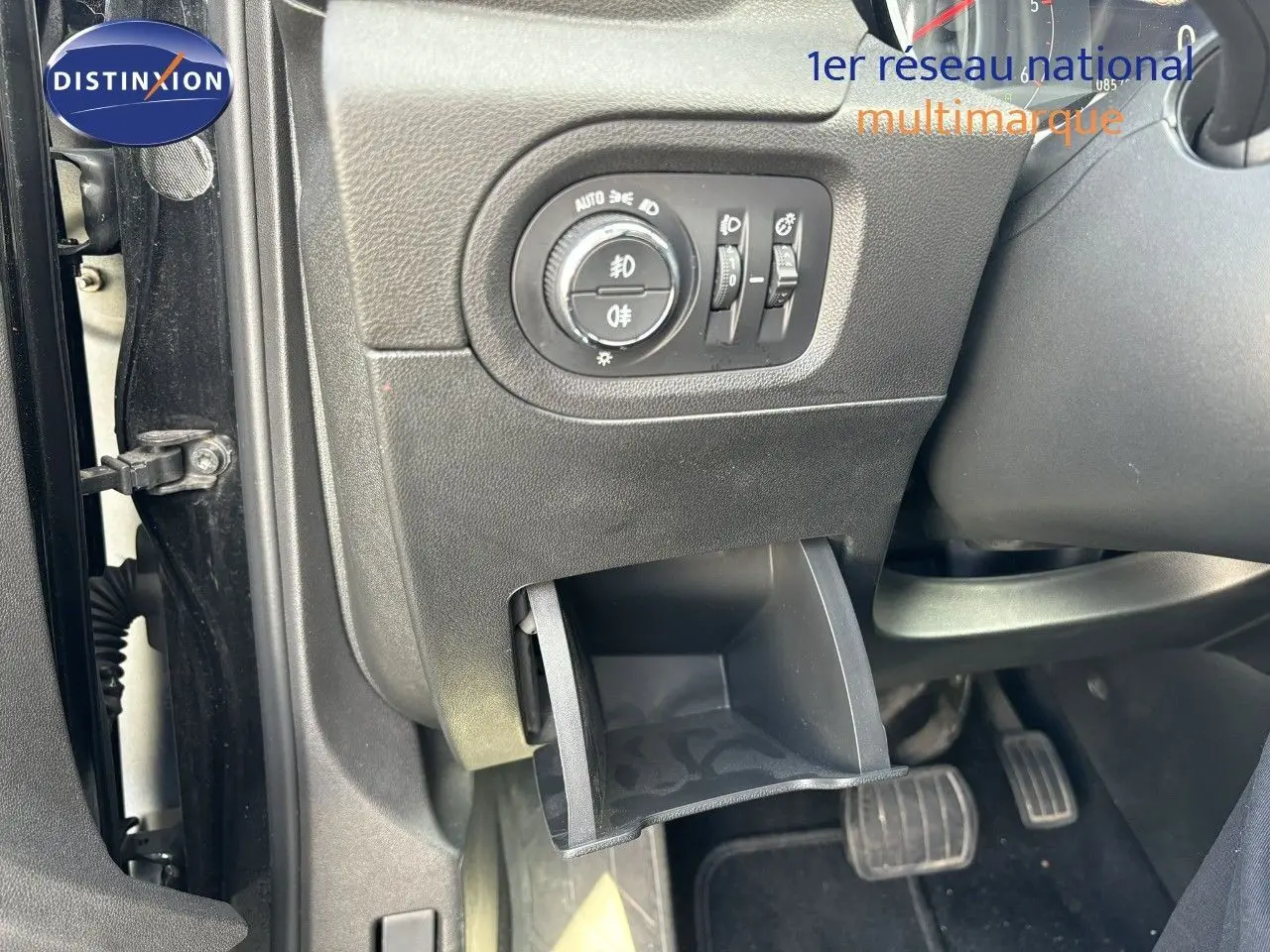 Détail de la commande d'éclairage et rangement ouvert côté gauche du tableau de bord noir d'un Opel Grandland X 2019.