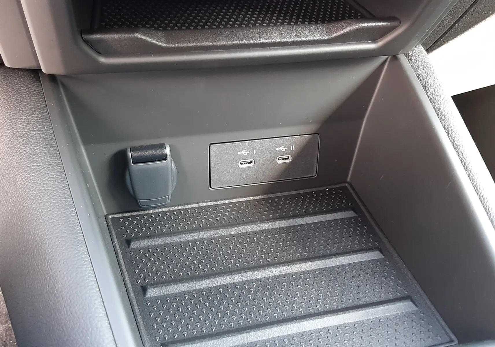 Prise USB-C double et prise 12V dans la console centrale noire du Renault Symbioz gris Rafale 2024.