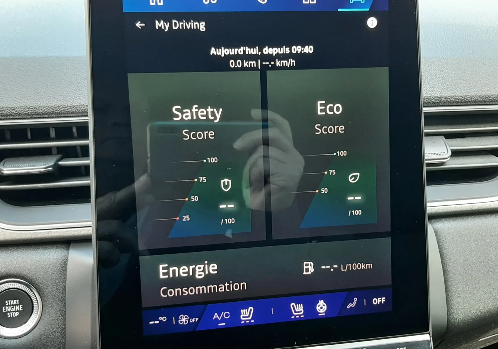 Écran tactile central affichant les scores Safety et Eco dans l'habitacle gris du Renault Symbioz 2024.