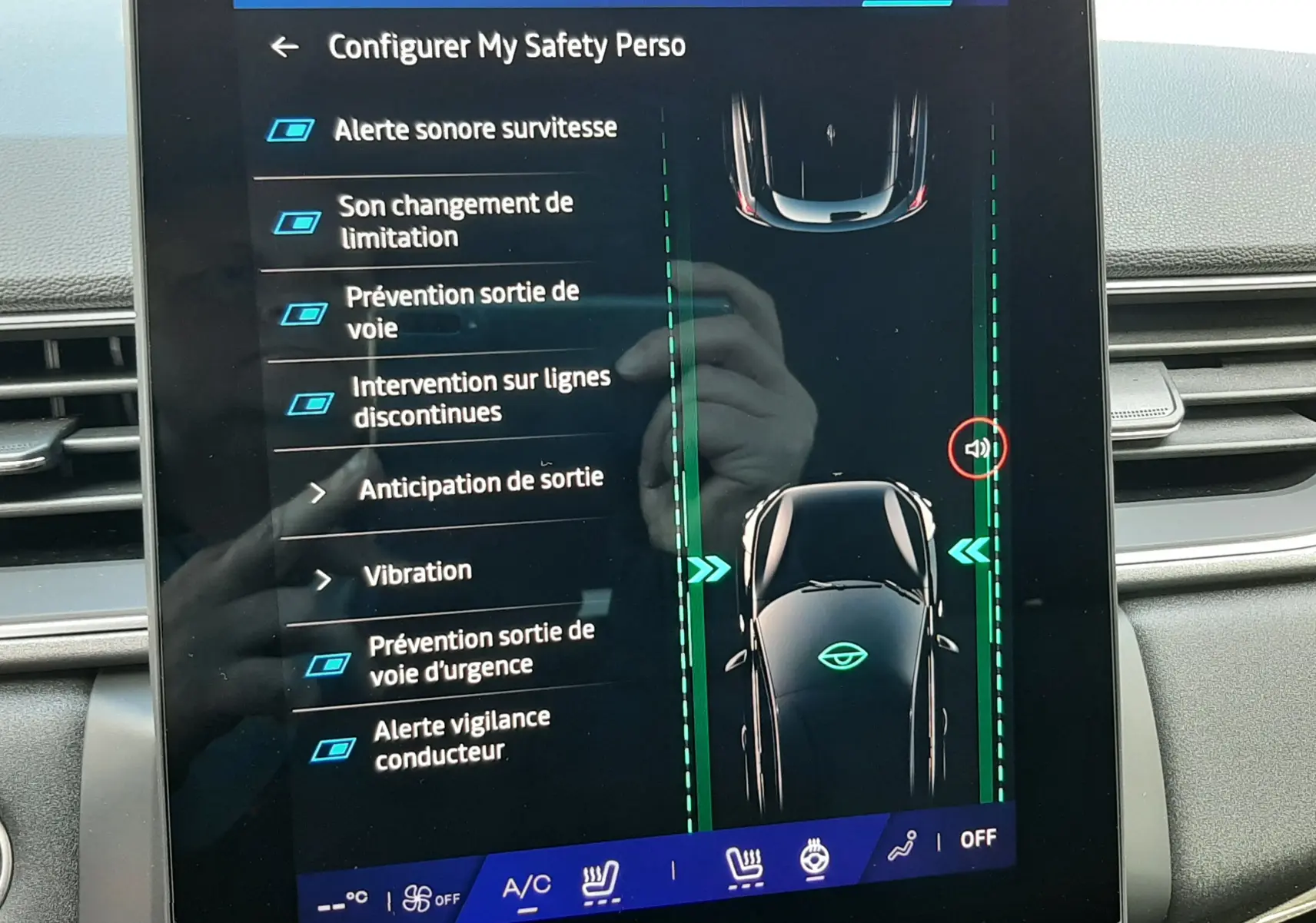 Écran tactile intérieur du Renault Symbioz 2024 affichant les options de sécurité et assistance à la conduite.