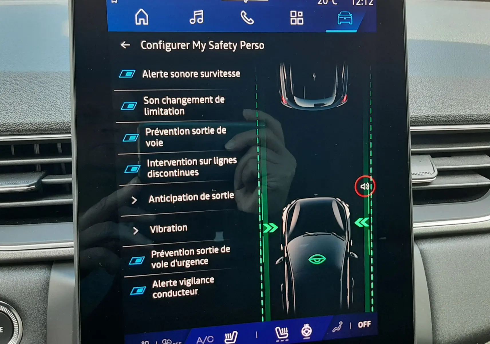 Écran tactile central du Renault Symbioz 2024 affichant les options de sécurité personnalisables en intérieur gris.