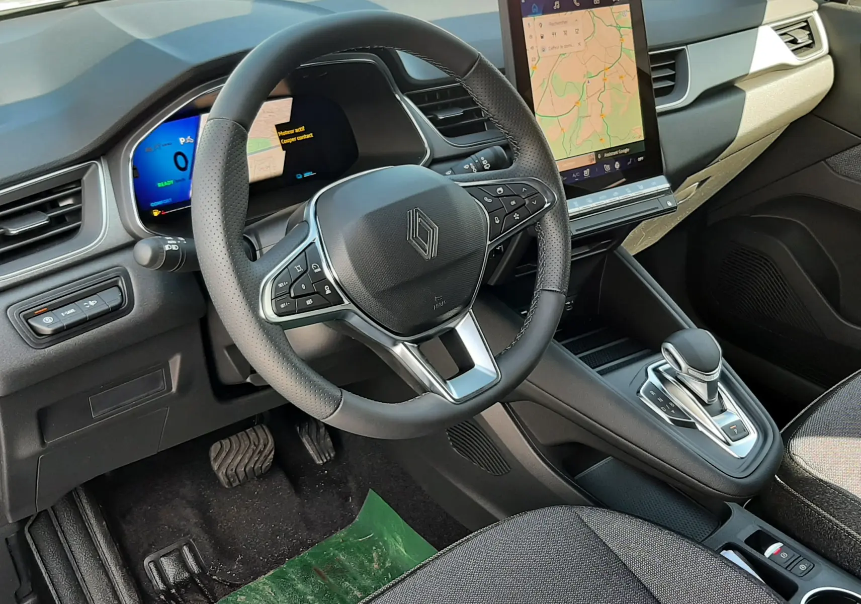 Intérieur de la Renault SYMBIOZ 2024, vue du poste de conduite avec volant multifonction et écran tactile vertical.