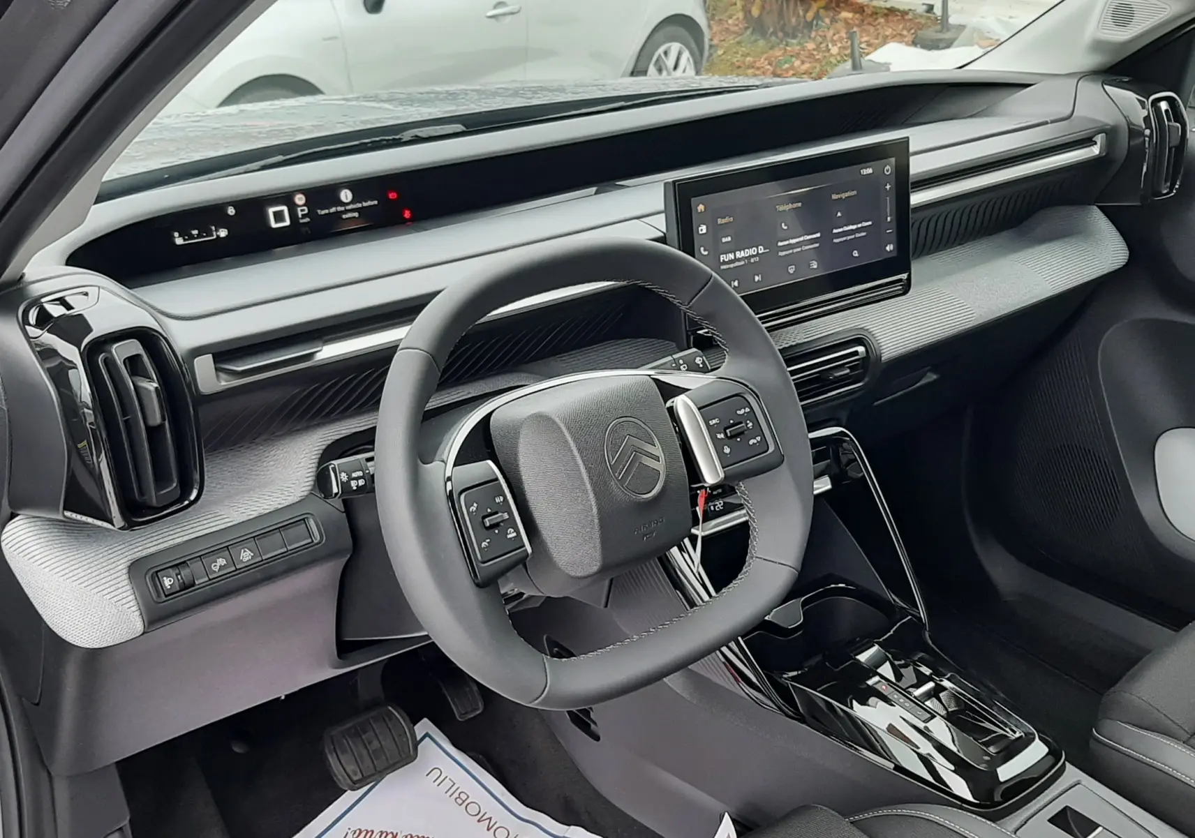 Vue intérieure côté conducteur de la Citroën C3 Aircross hybride 2025, avec tableau de bord moderne et écran tactile central.