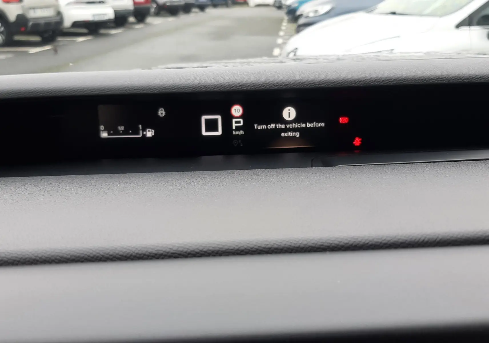 Vue intérieure du tableau de bord numérique de la Citroën C3 Aircross hybride 2025, affichant la vitesse et les alertes.