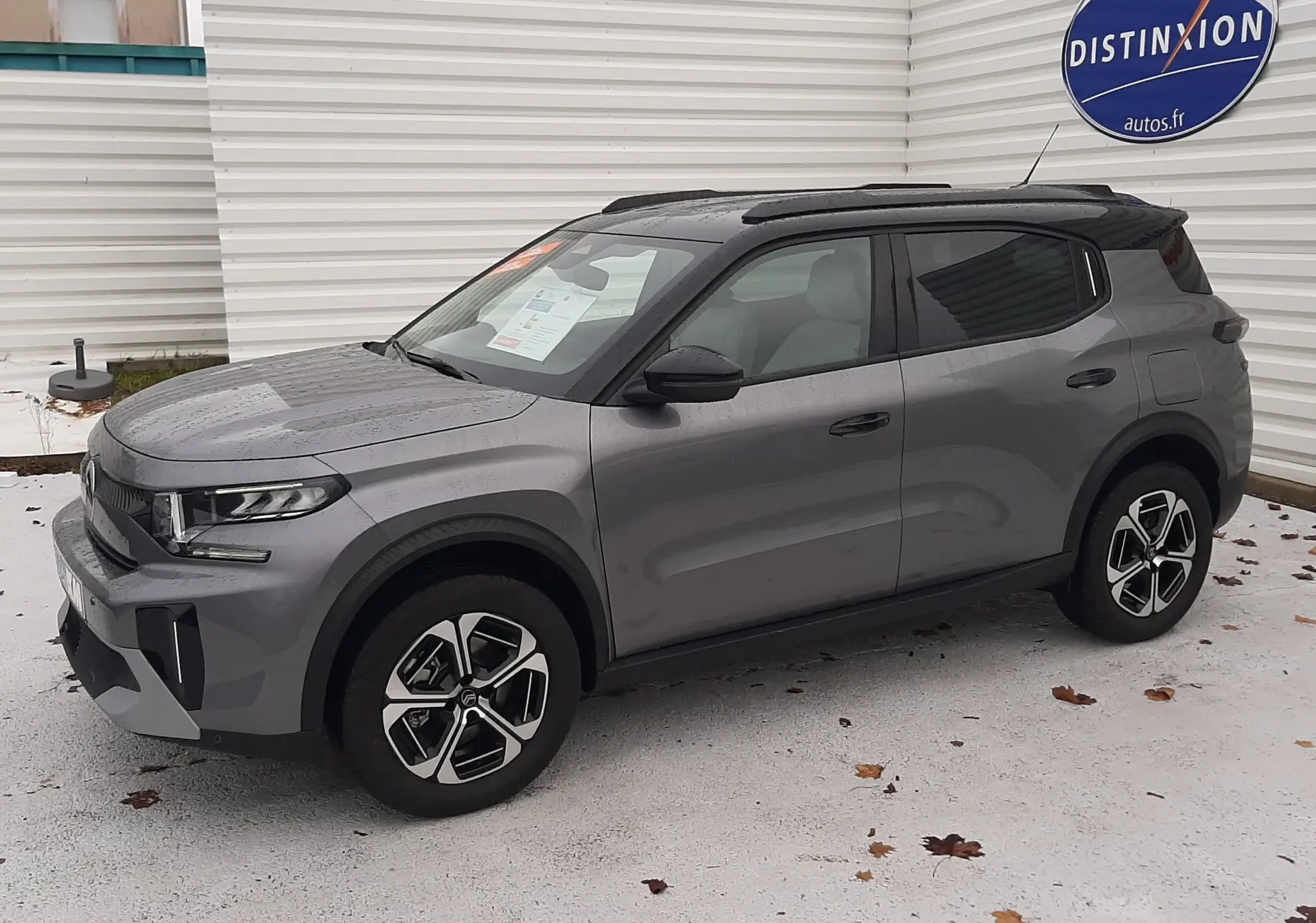 Citroën C3 Aircross hybride gris avec toit noir, vue 3/4 avant droit, jantes bi-ton et détails modernes.