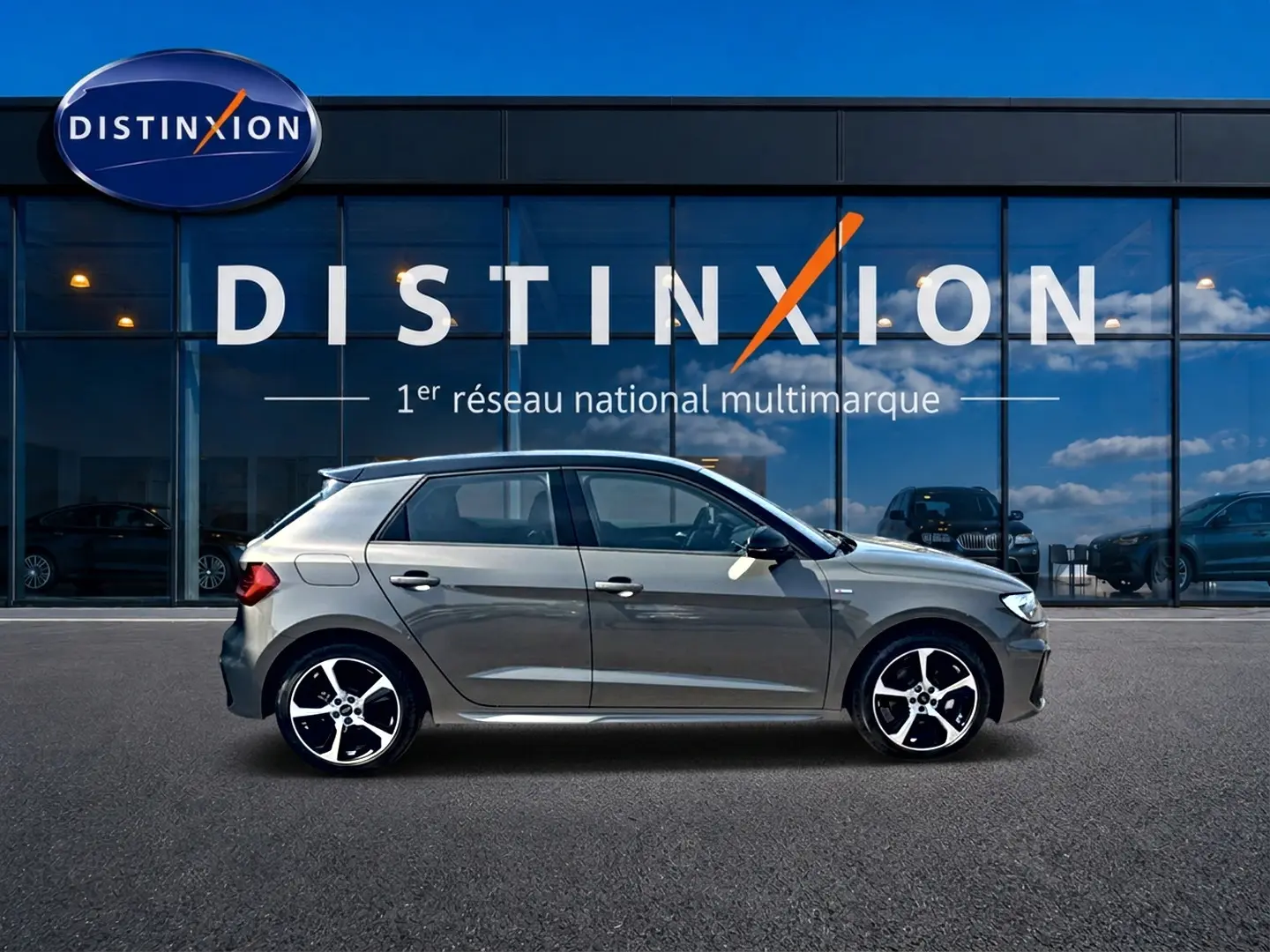 Audi A1 Sportback gris chronos vue de profil côté gauche, avec jantes alliage noires et toit noir.