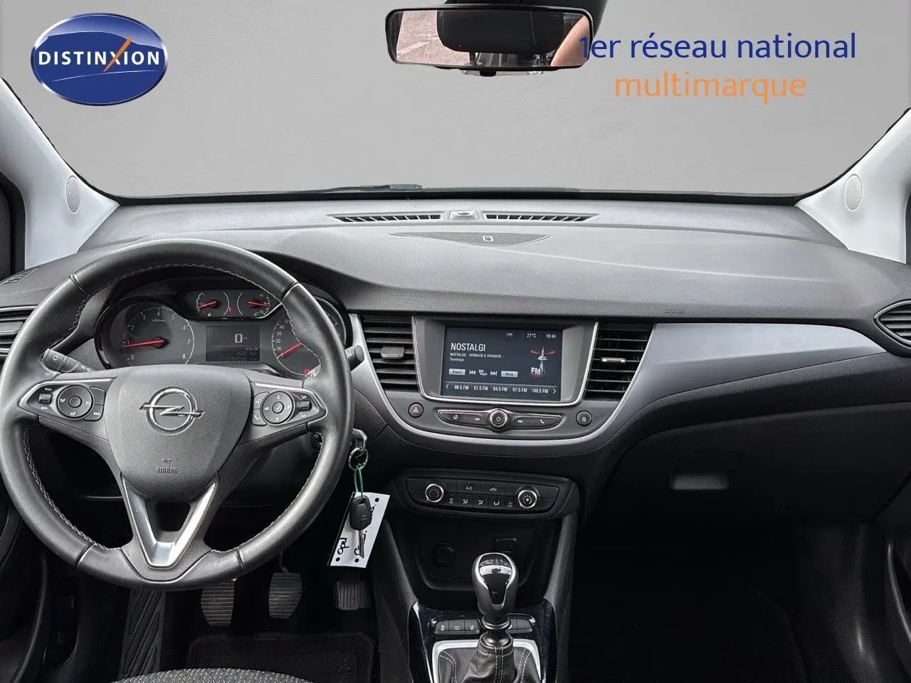 Vue intérieure frontale du tableau de bord et volant noir de l'Opel Crossland X gris Pierre de Lune édition 2020.