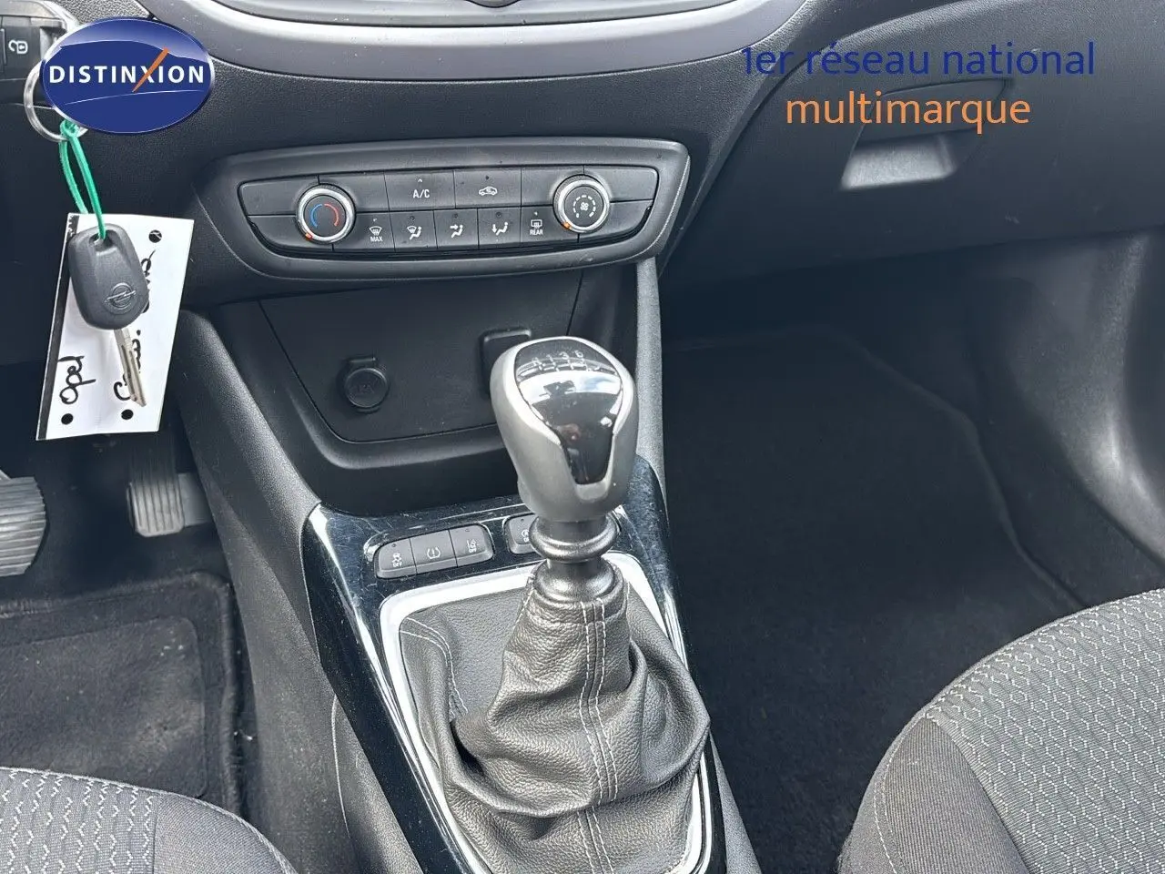 Le levier de vitesses manuel et la console centrale d'une Opel Crossland X 2020, avec commandes de climatisation visibles.