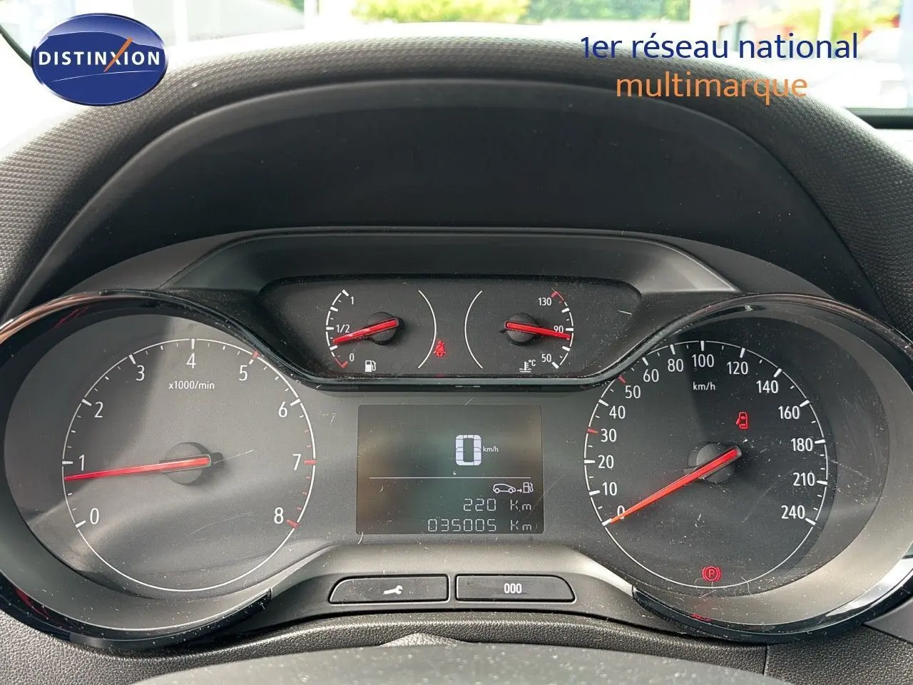 Vue rapprochée du tableau de bord de l'Opel Crossland X 2020, affichant compte-tours, vitesse et jauges.