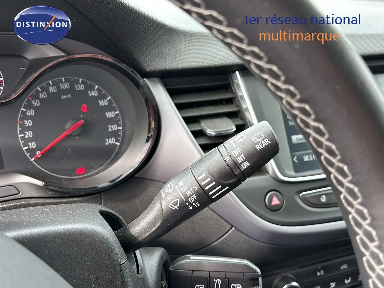 Gros plan sur la manette d’essuie-glace côté droit du tableau de bord d’un Opel Crossland X gris Pierre de Lune 2020.