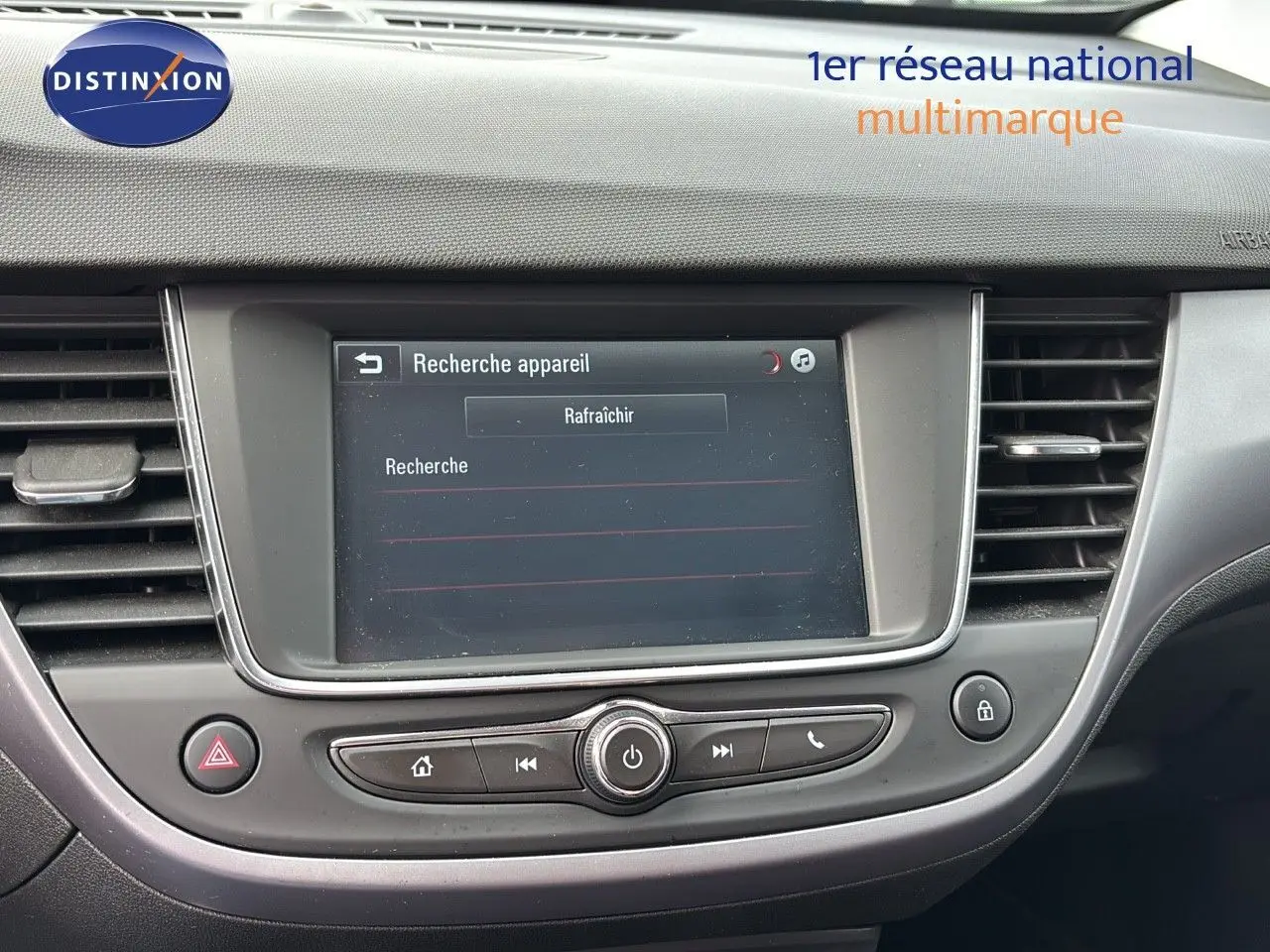 Tableau de bord de l'Opel Crossland X 2020 avec écran central tactile affichant une recherche d'appareil multimédia.