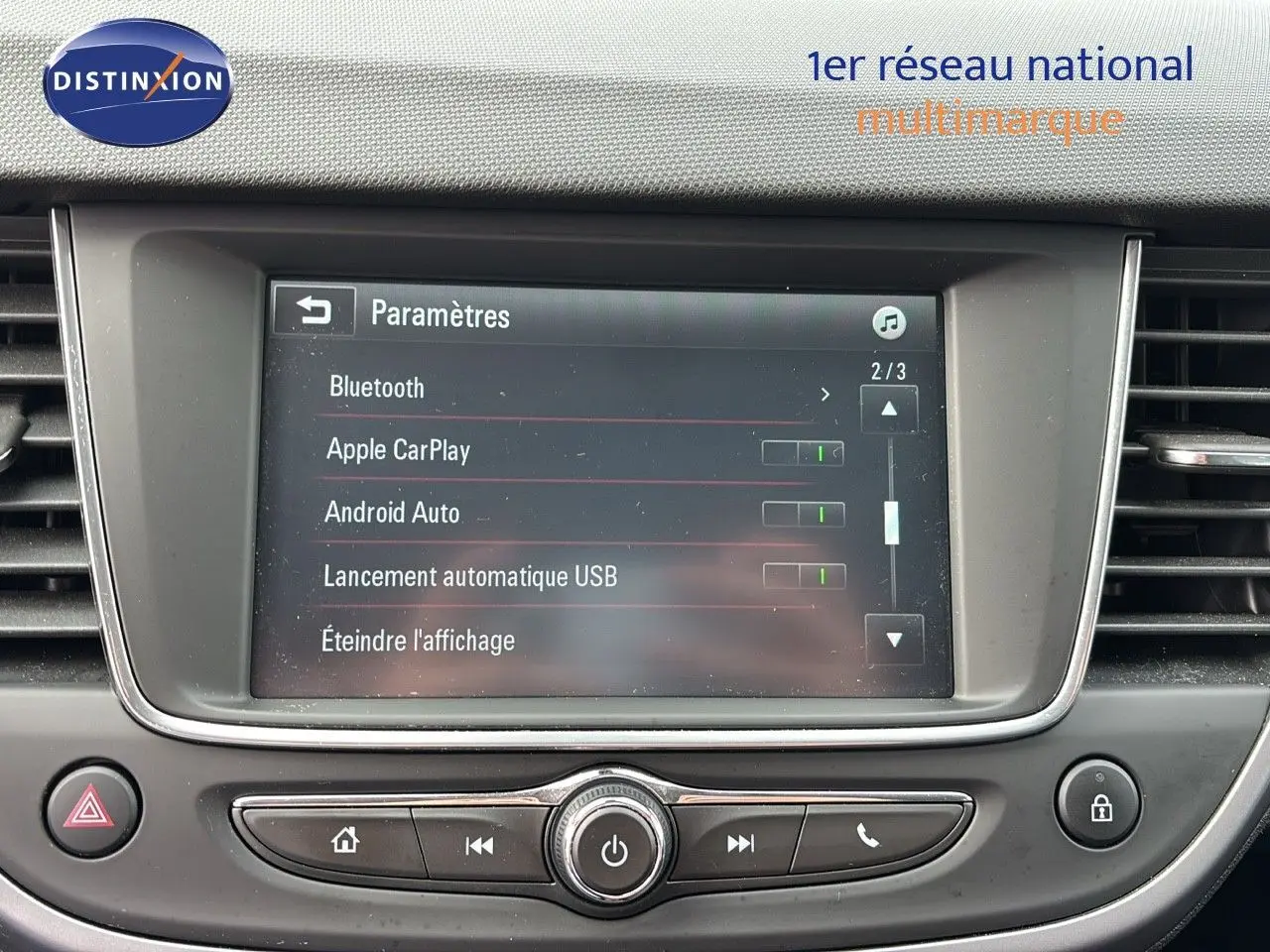 Écran central tactile de l’Opel Crossland X 2020 affichant les paramètres Bluetooth, Apple CarPlay et Android Auto