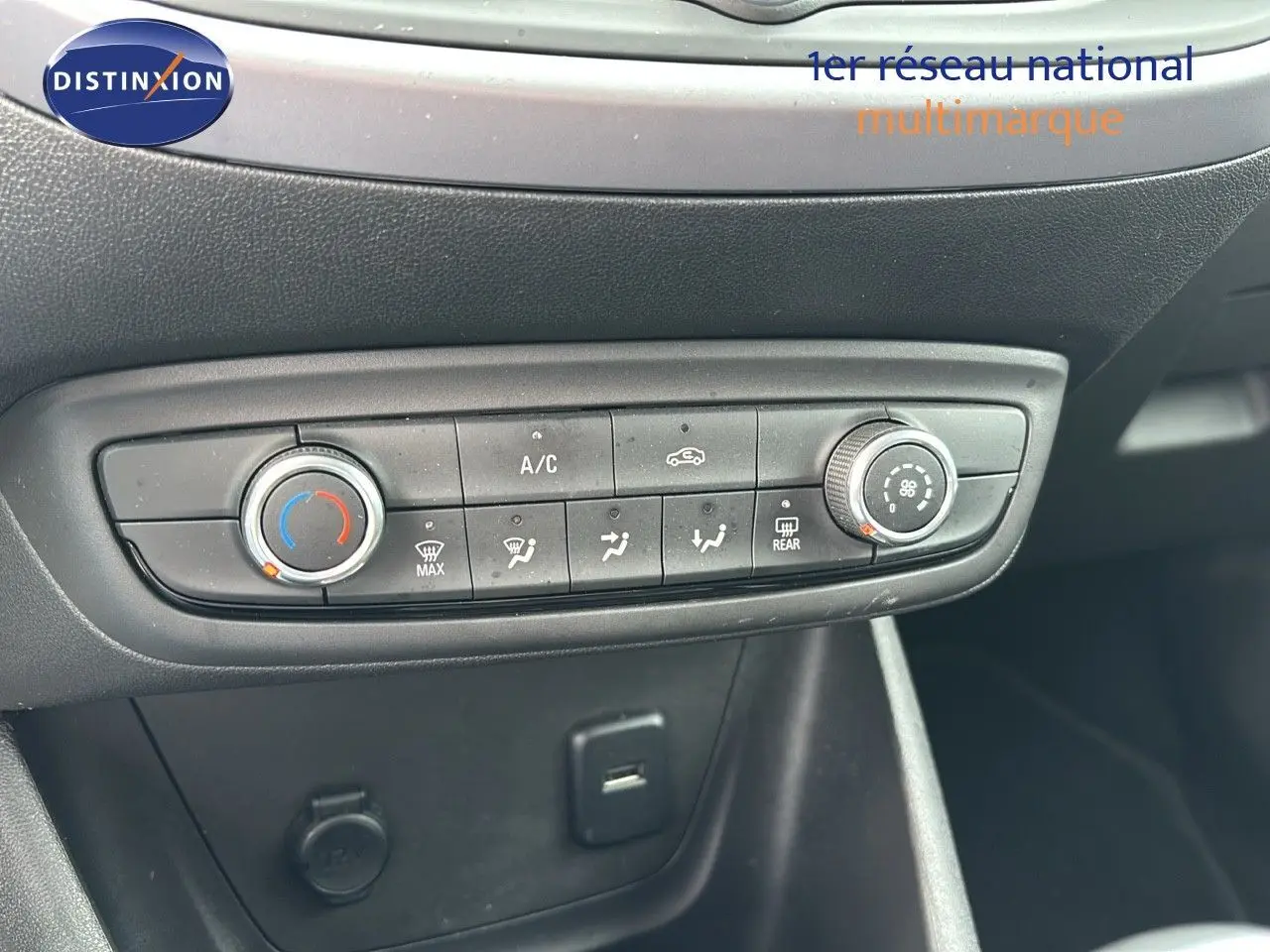 Commandes de climatisation manuelle sur tableau de bord noir de l'Opel Crossland X gris Pierre de Lune, vue de face rapprochée.