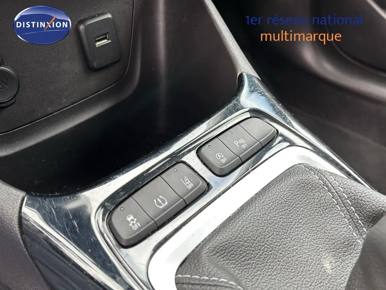 Gros plan sur les commandes de sécurité et assistance au conducteur dans l'habitacle d'un Opel Crossland X gris pierre de lune métal.