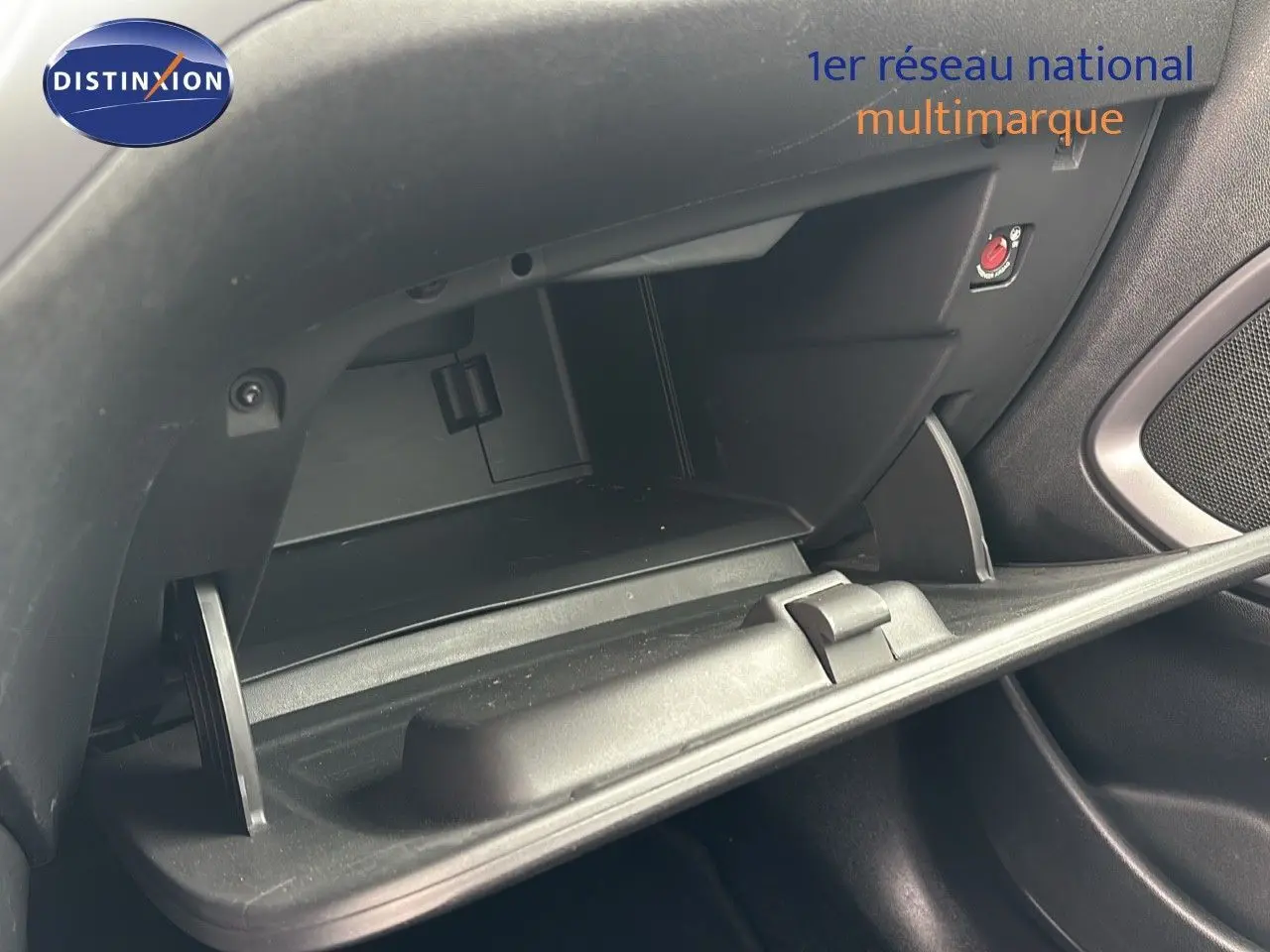 Gant de rangement ouvert côté passager dans l'habitacle d'une Opel Crossland X gris Pierre de Lune métal.