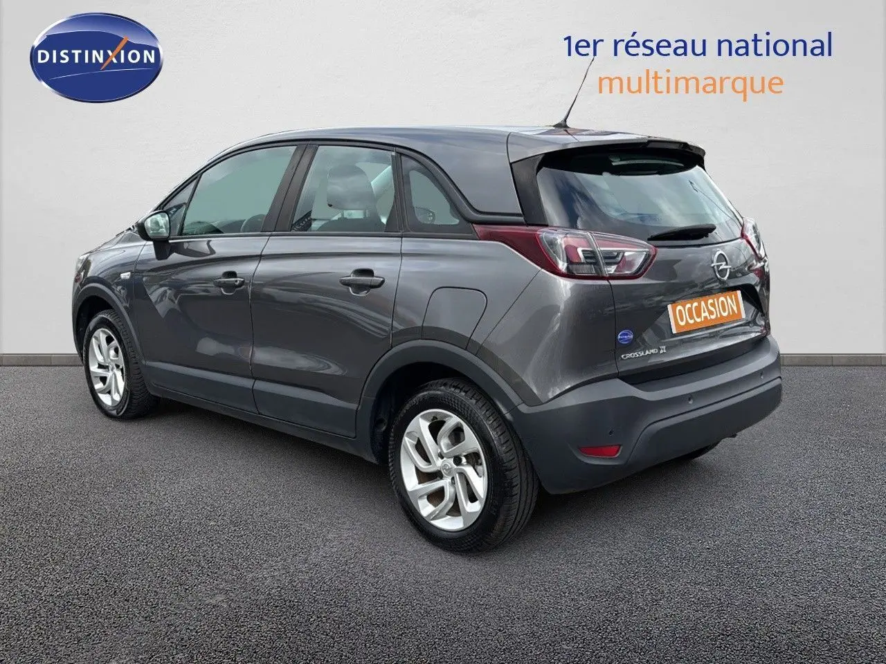 Opel Crossland X gris Pierre de Lune métal en vue 3/4 arrière droit, avec jantes alliage et feux LED distinctifs.