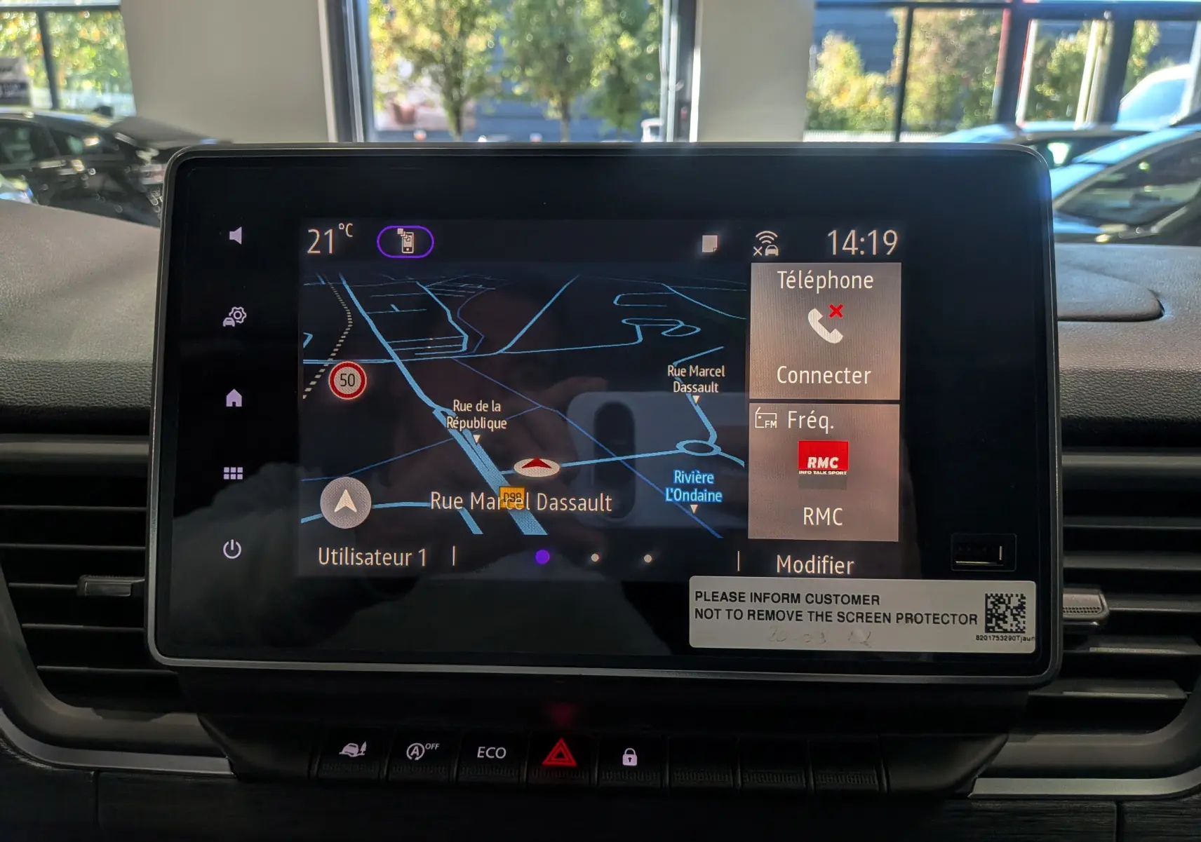 Écran tactile multimédia du Renault Trafic Combi blanc, affichant la navigation et les options téléphone en intérieur.