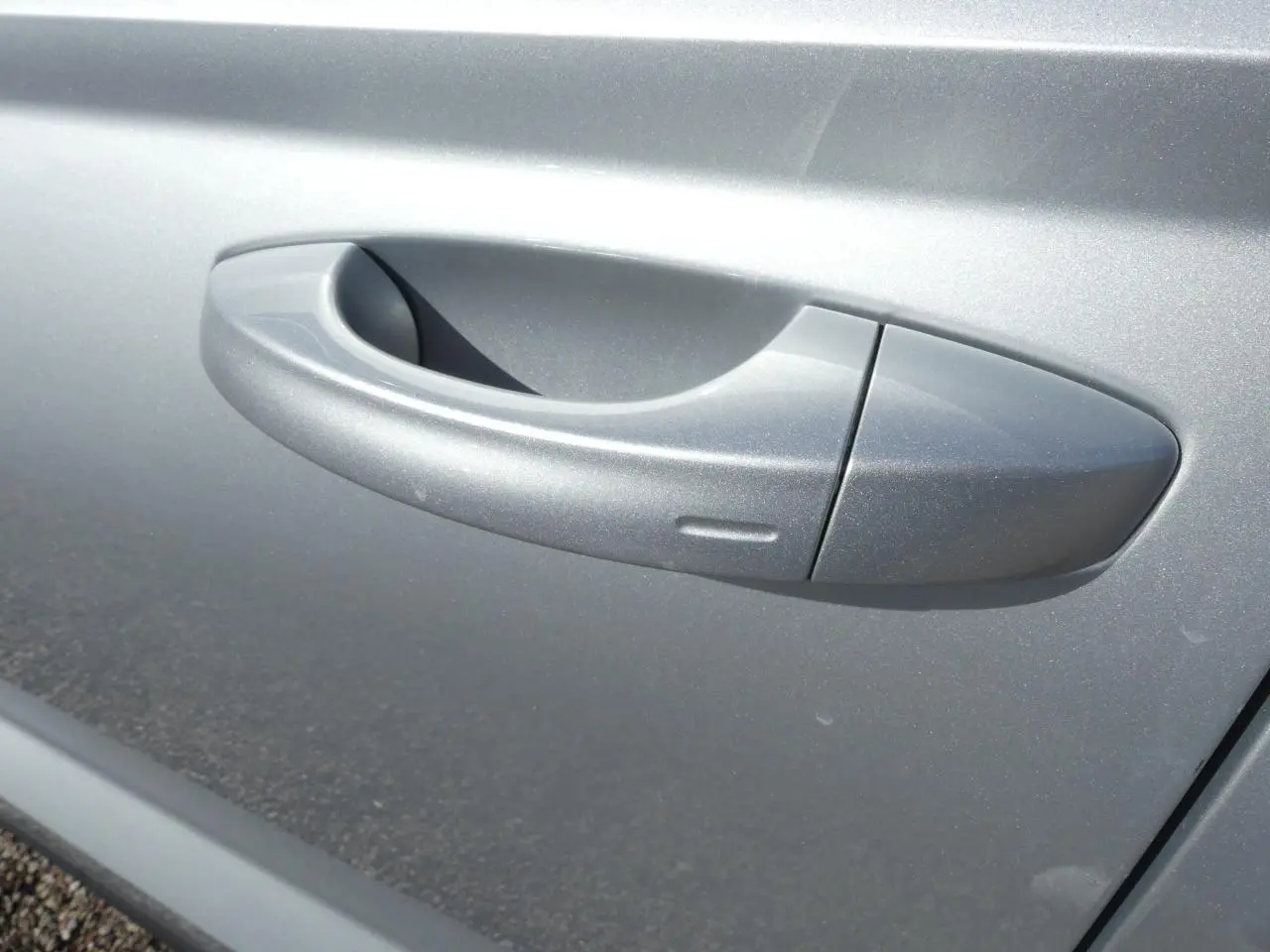 Poignée de porte gris clair du côté gauche d'un SEAT Ateca 2023 finition Style Business.