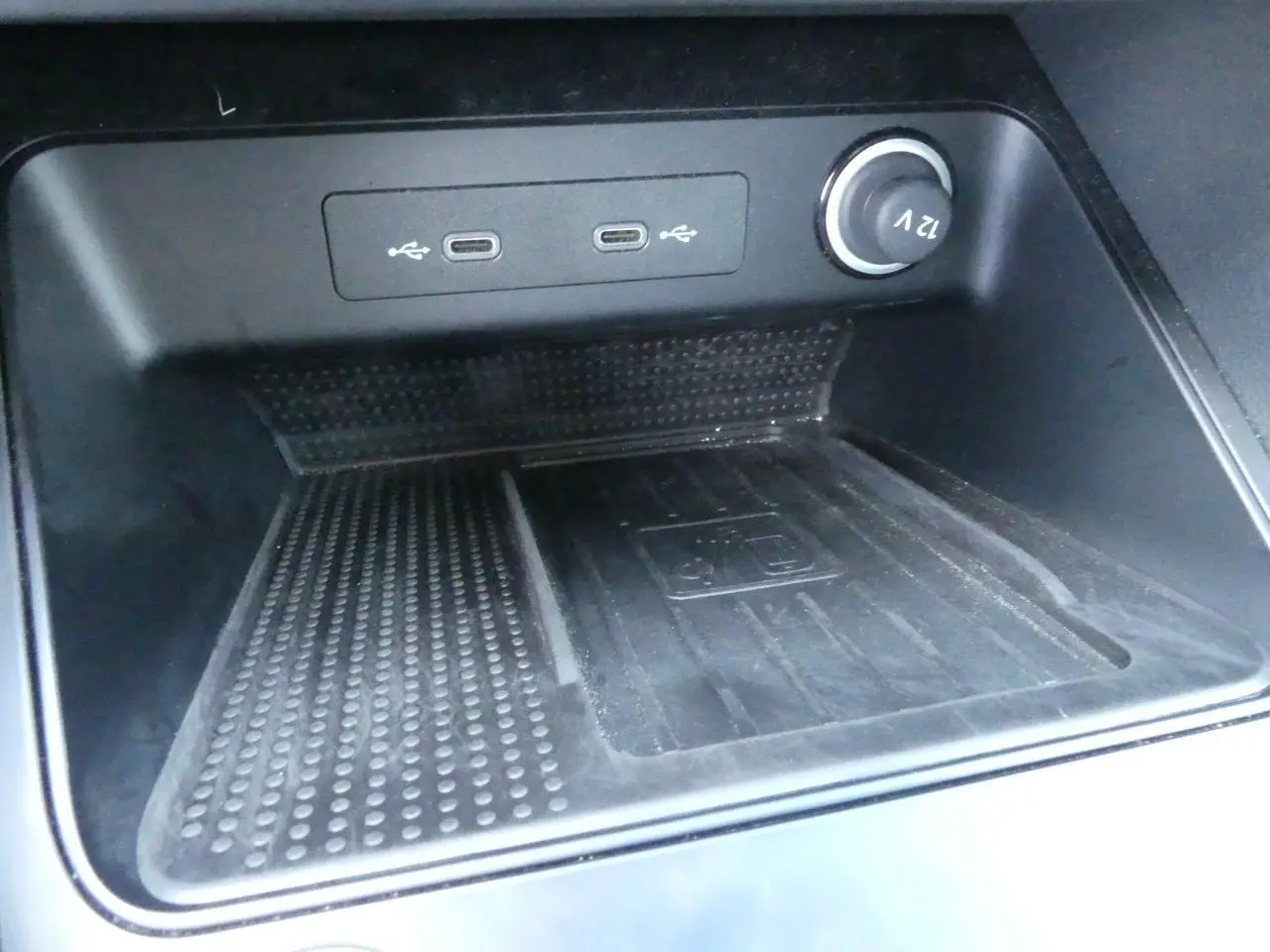 Gros plan sur la connectivité avec deux ports USB-C et prise 12V dans le compartiment avant du SEAT Ateca gris clair 2023.