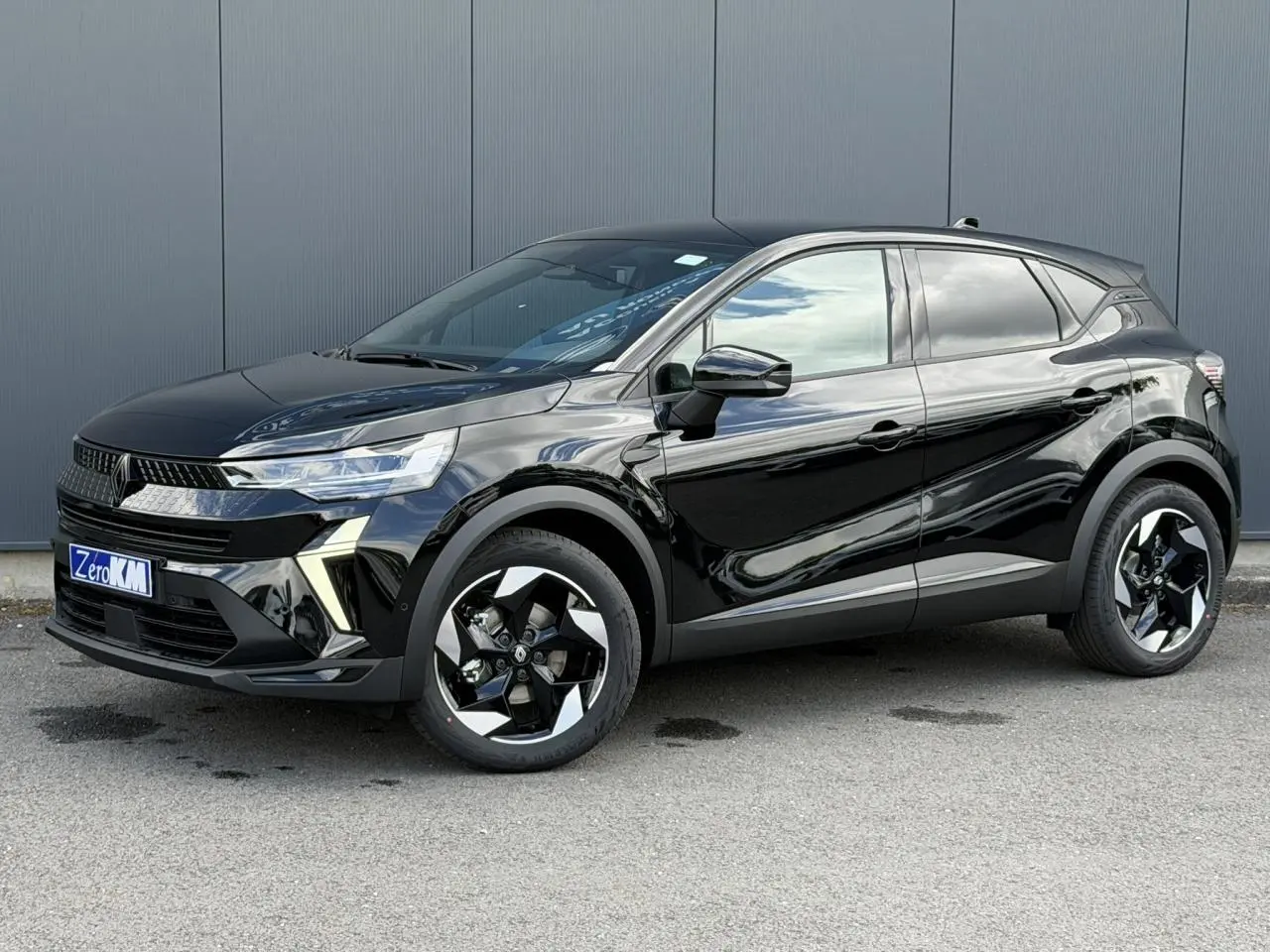 Vue 3/4 avant droite du Renault Captur 2026 noir étoilé avec jantes aluminium 18 pouces et vitres surteintées.