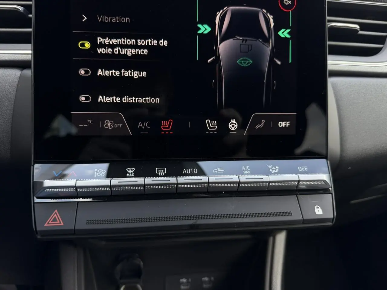 Vue rapprochée de l’écran tactile et des commandes climatisation du tableau de bord du Renault Captur noir étoile 2026.