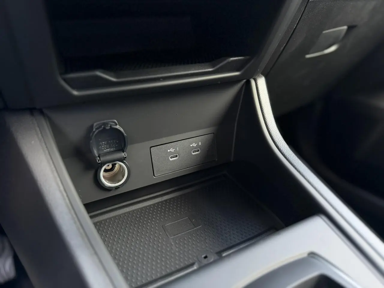 Prise USB-C double et prise 12V dans la console centrale noire du Renault Captur 2026 Full Hybrid.