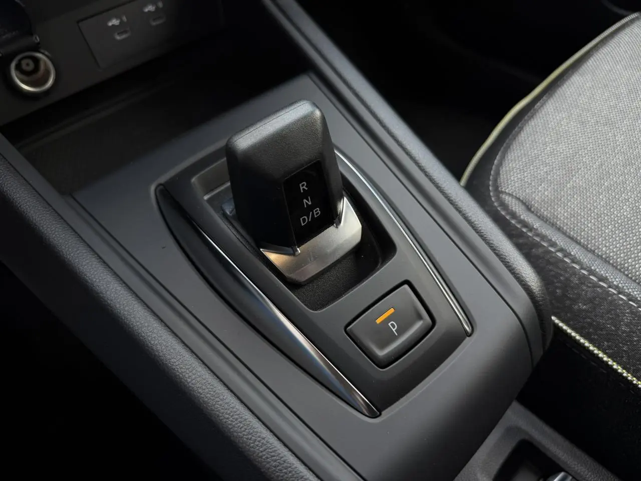 Gros plan sur la console centrale et levier de vitesses automatique du Renault Captur 2026, intérieur gris et noir.