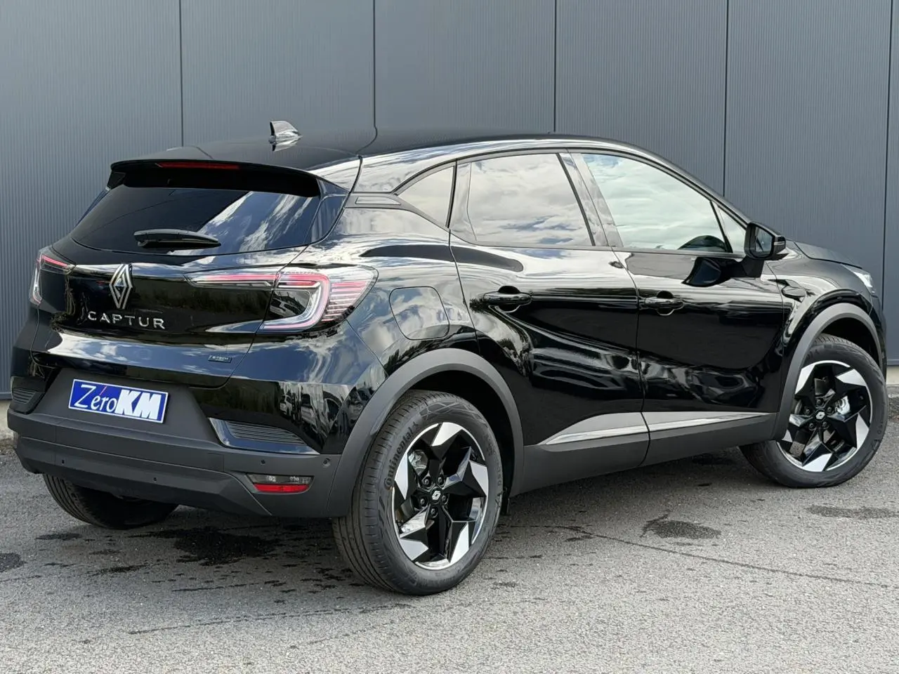 Vue 3/4 arrière droite du Renault Captur noir étoilé avec jantes aluminium 18 pouces Black Hole et vitres surteintées.