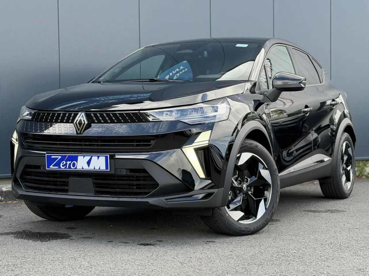Vue 3/4 avant droite du Renault Captur 2026 noir étoilé avec jantes aluminium 18 pouces Black Hole.