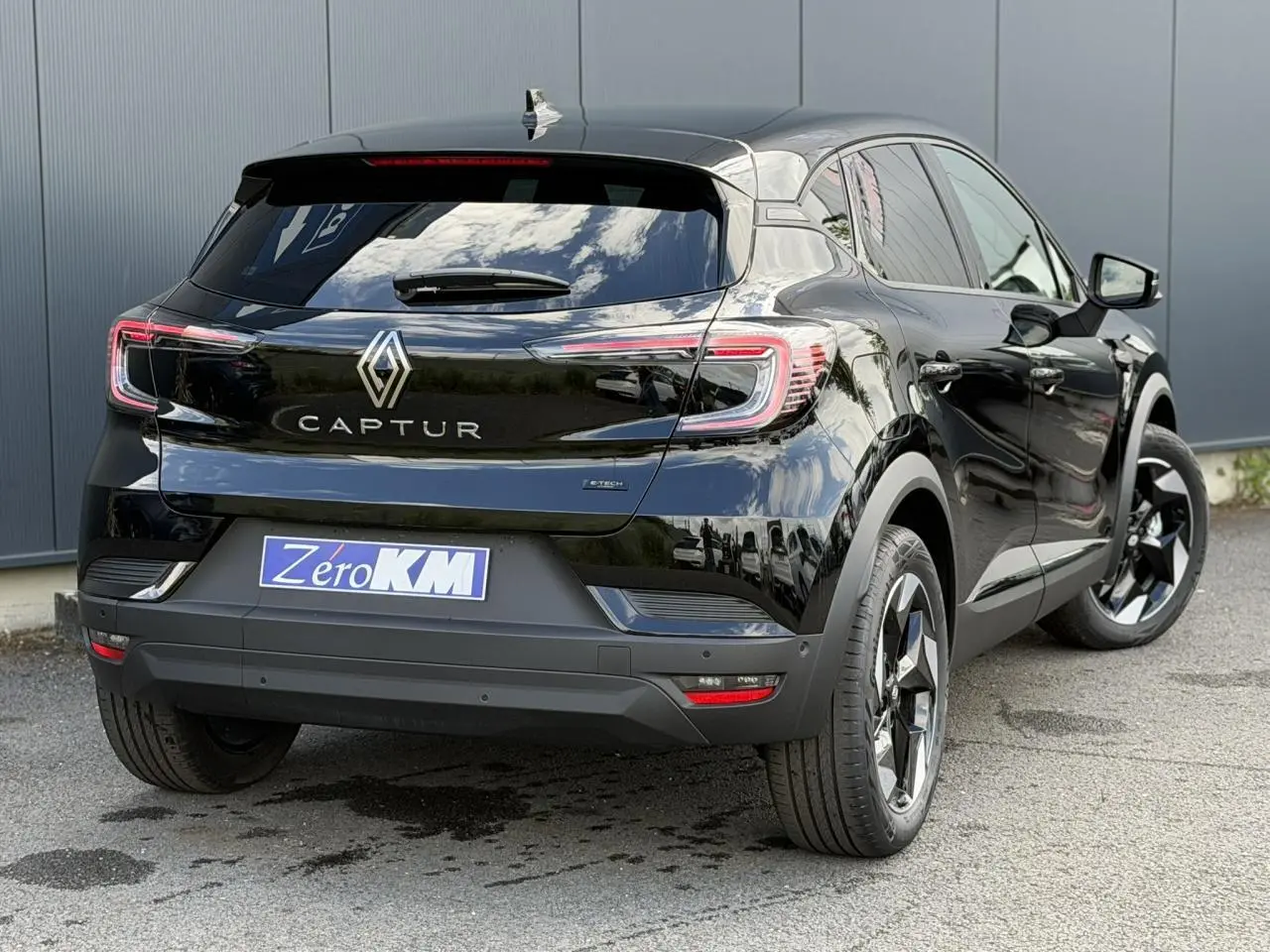 Vue 3/4 arrière droite du Renault Captur noir étoilé avec feux LED et jantes aluminium 18 pouces Black Hole.