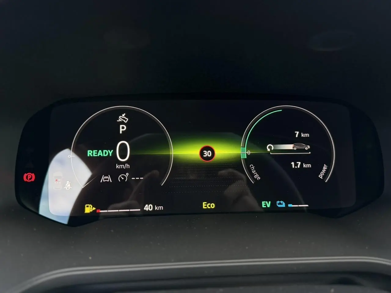 Tableau de bord numérique du Renault Captur hybride affichant la vitesse, autonomie et mode Eco en vue frontale.