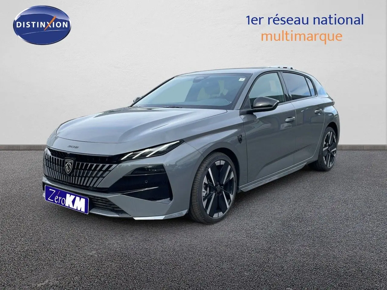 Peugeot 308 hybride gris Selenium métal vue 3/4 avant droit avec calandre distinctive et jantes noires.