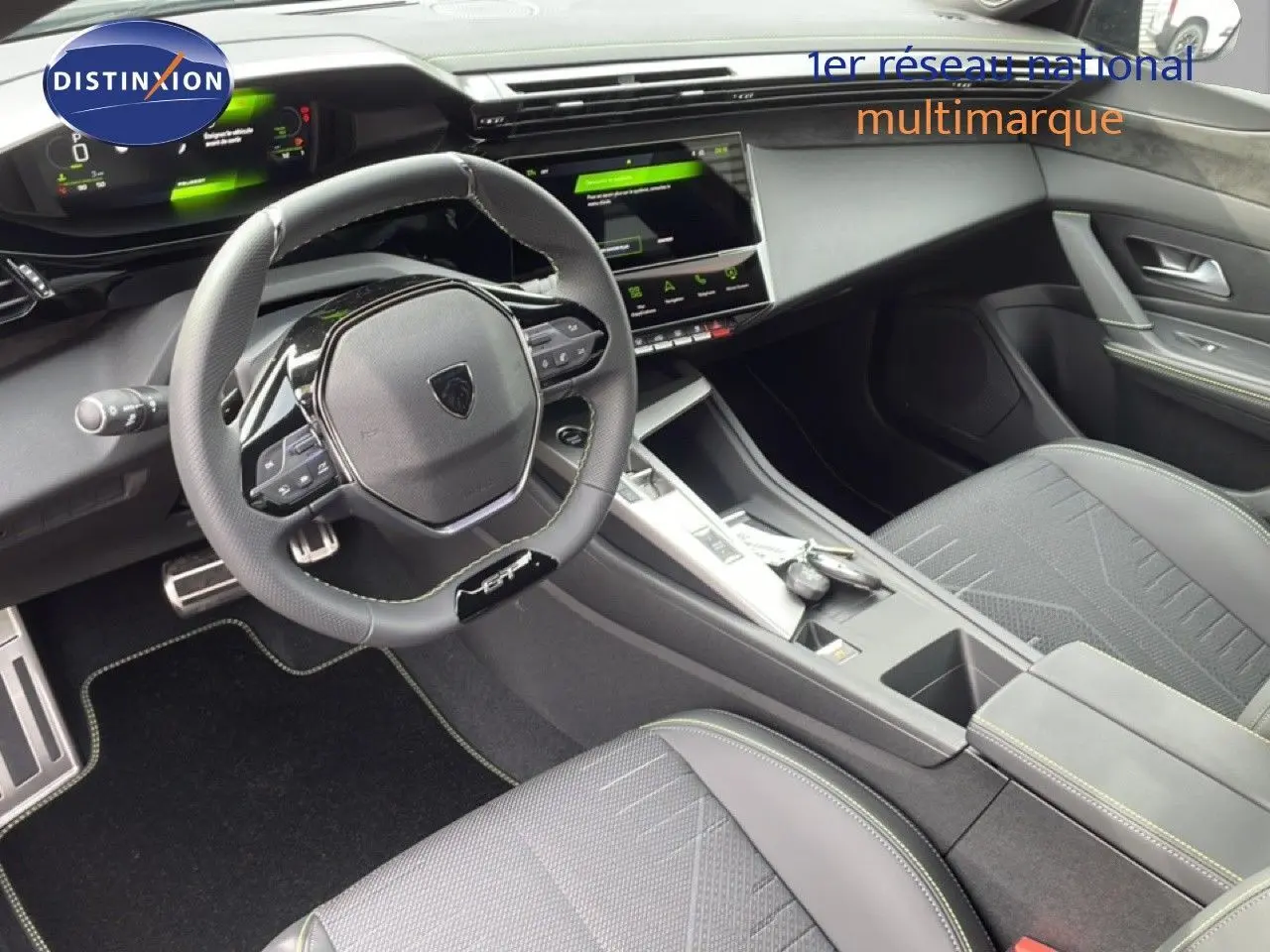 Vue intérieure côté conducteur de la Peugeot 308 gris selenium, volant cuir multifonction et tableau de bord numérique.