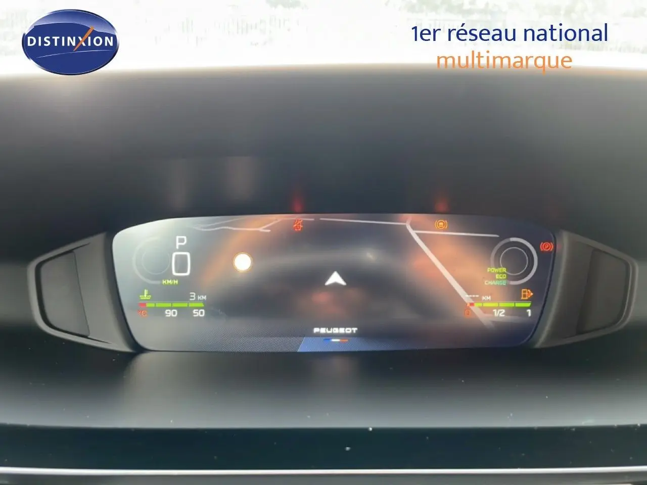 Vue rapprochée du tableau de bord numérique de la Peugeot 308 gris selenium, affichant les informations de conduite.