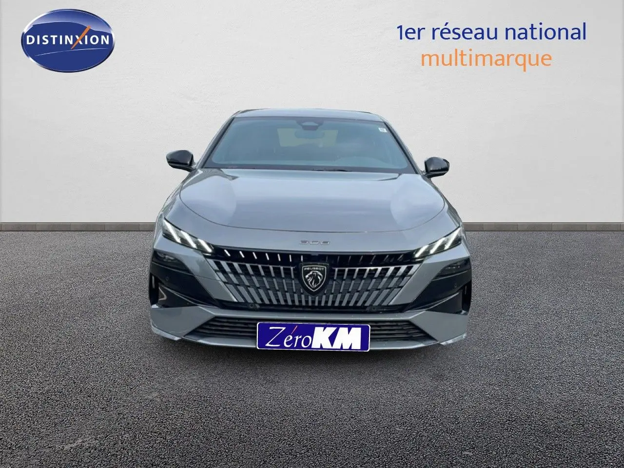 Vue avant d'une Peugeot 308 gris selenium métal, mettant en valeur sa calandre distinctive et ses phares LED fins.