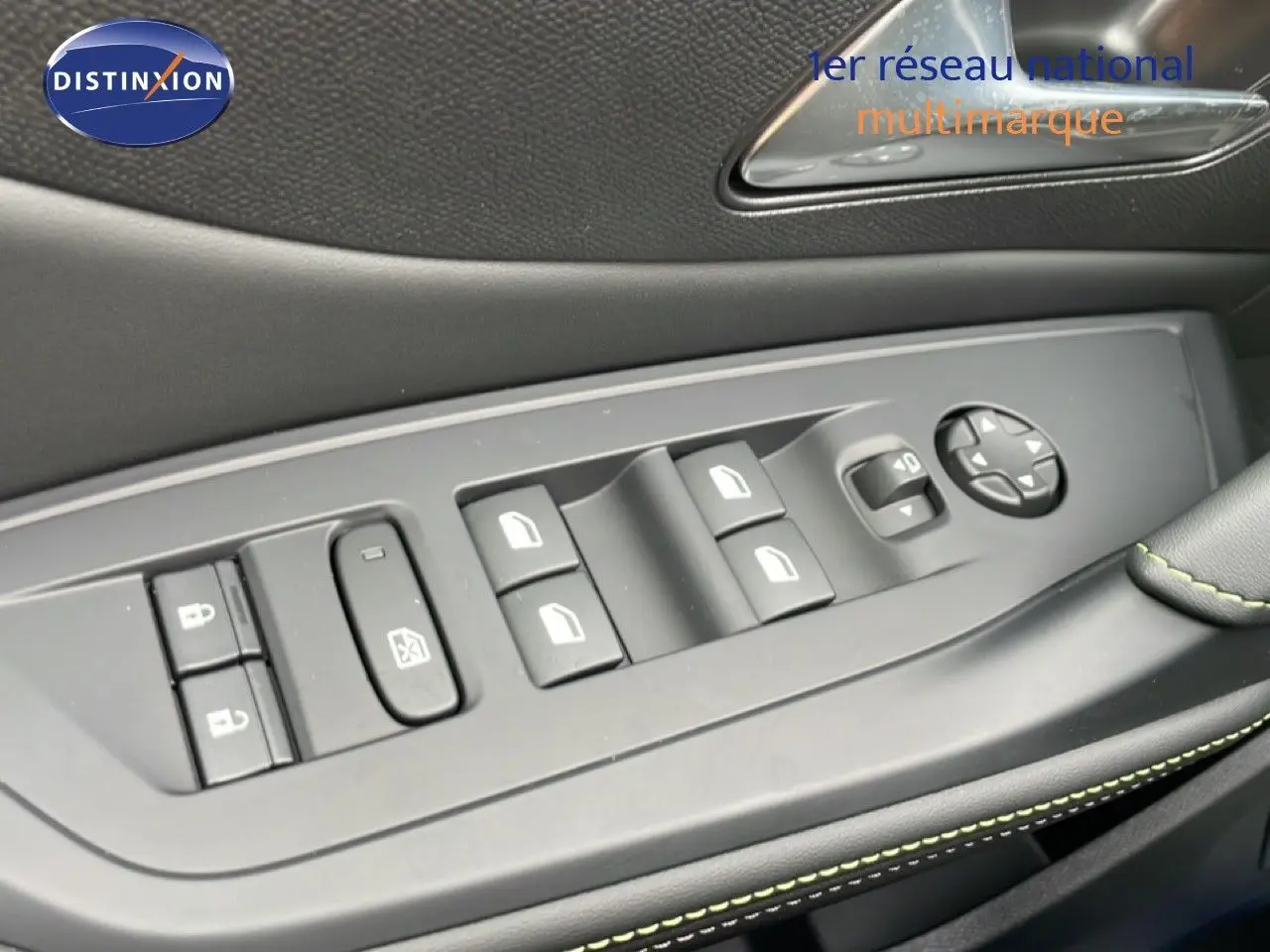 Gros plan sur les commandes de lève-vitres et rétroviseurs côté conducteur d'une Peugeot 308 gris selenium 2026.