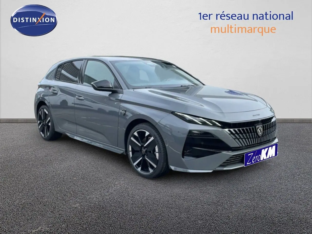 Peugeot 308 gris selenium métal en 3/4 avant droit, avec calandre noire et jantes alliage distinctives.