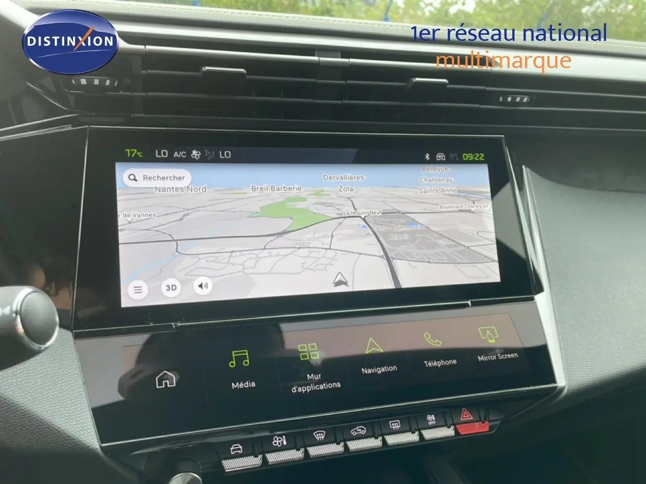 Écran tactile central avec navigation affichée dans l’habitacle noir d’une Peugeot 308 gris selenium, vue intérieure avant.