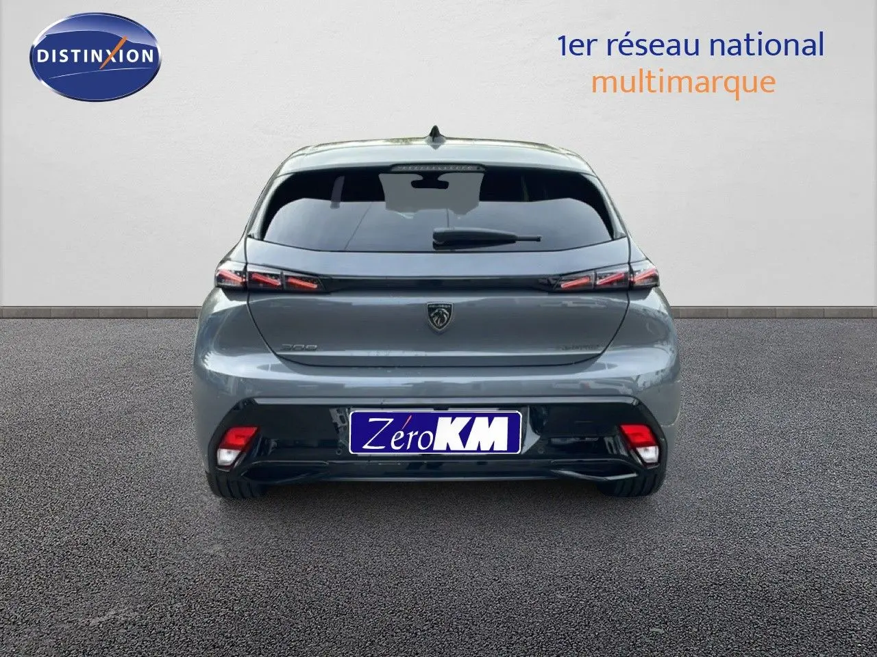 Vue arrière d'une Peugeot 308 gris selenium métal 2026 avec feux LED et logo au centre du hayon.