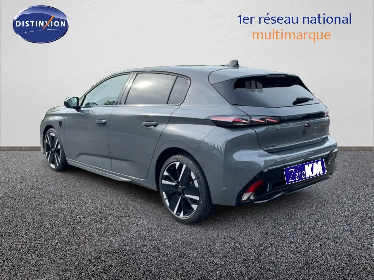 Vue 3/4 arrière droite d'une Peugeot 308 gris selenium métallisé avec jantes noires et vitres teintées.