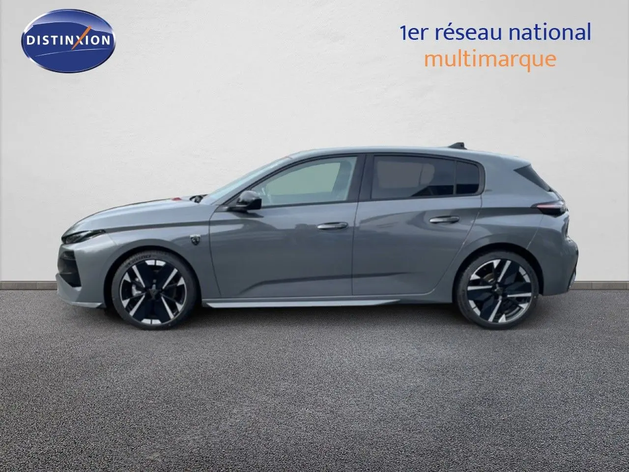 Profil côté gauche d'une Peugeot 308 1.2 Hybrid 145ch GT gris selenium metal avec jantes noires et grises.