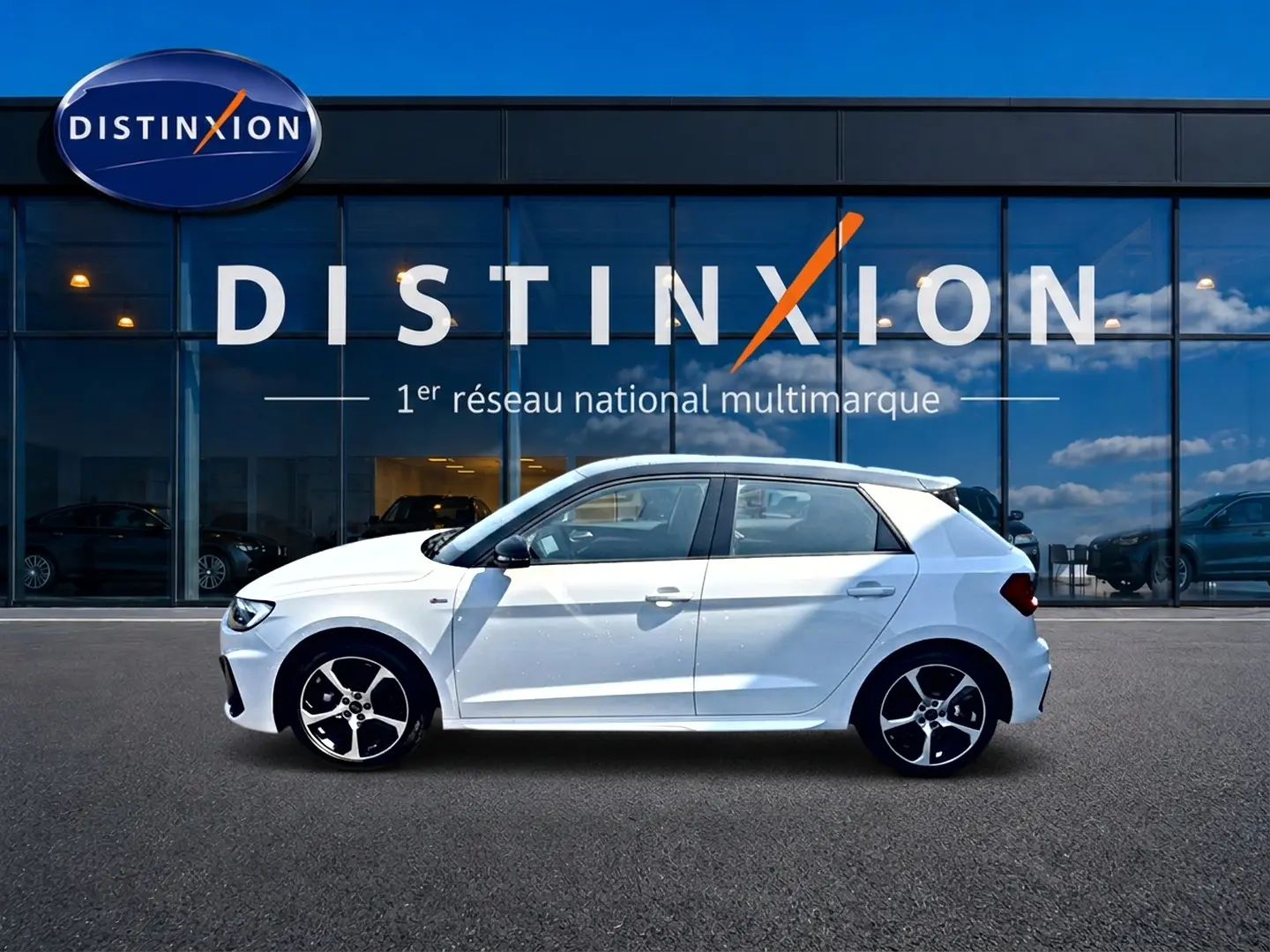 Audi A1 Sportback blanc et noir en vue de profil côté gauche, avec jantes alu et toit contrasté noir.