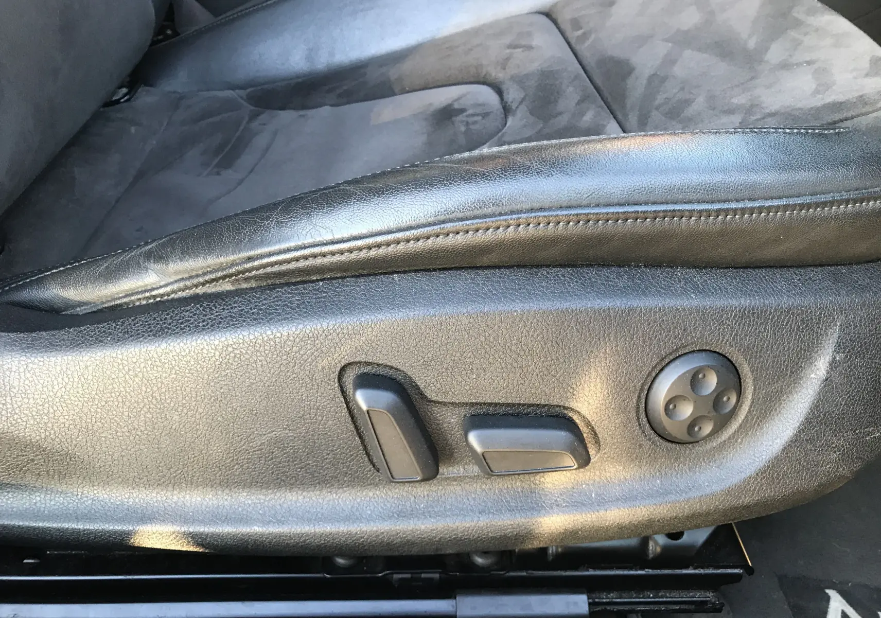 Réglages électriques du siège conducteur en cuir noir de l'Audi A5 Coupé gris dauphin, vue latérale rapprochée.