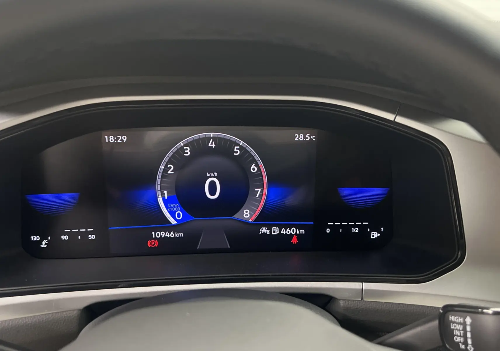 Tableau de bord numérique du Volkswagen T-Roc 2024 affichant vitesse zéro et température extérieure 28,5°C.