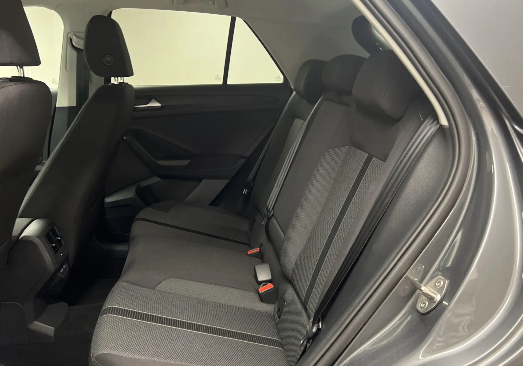 Vue intérieure côté droit des sièges arrière en tissu gris du Volkswagen T-Roc 2024 finition Life.