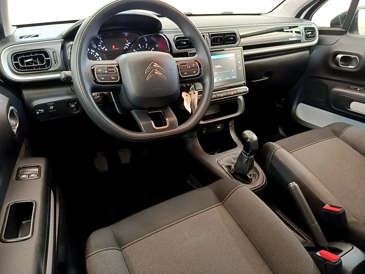 Vue intérieure avant de la Citroën C3 2019 avec tableau de bord noir, volant multifonctions et écran tactile central.