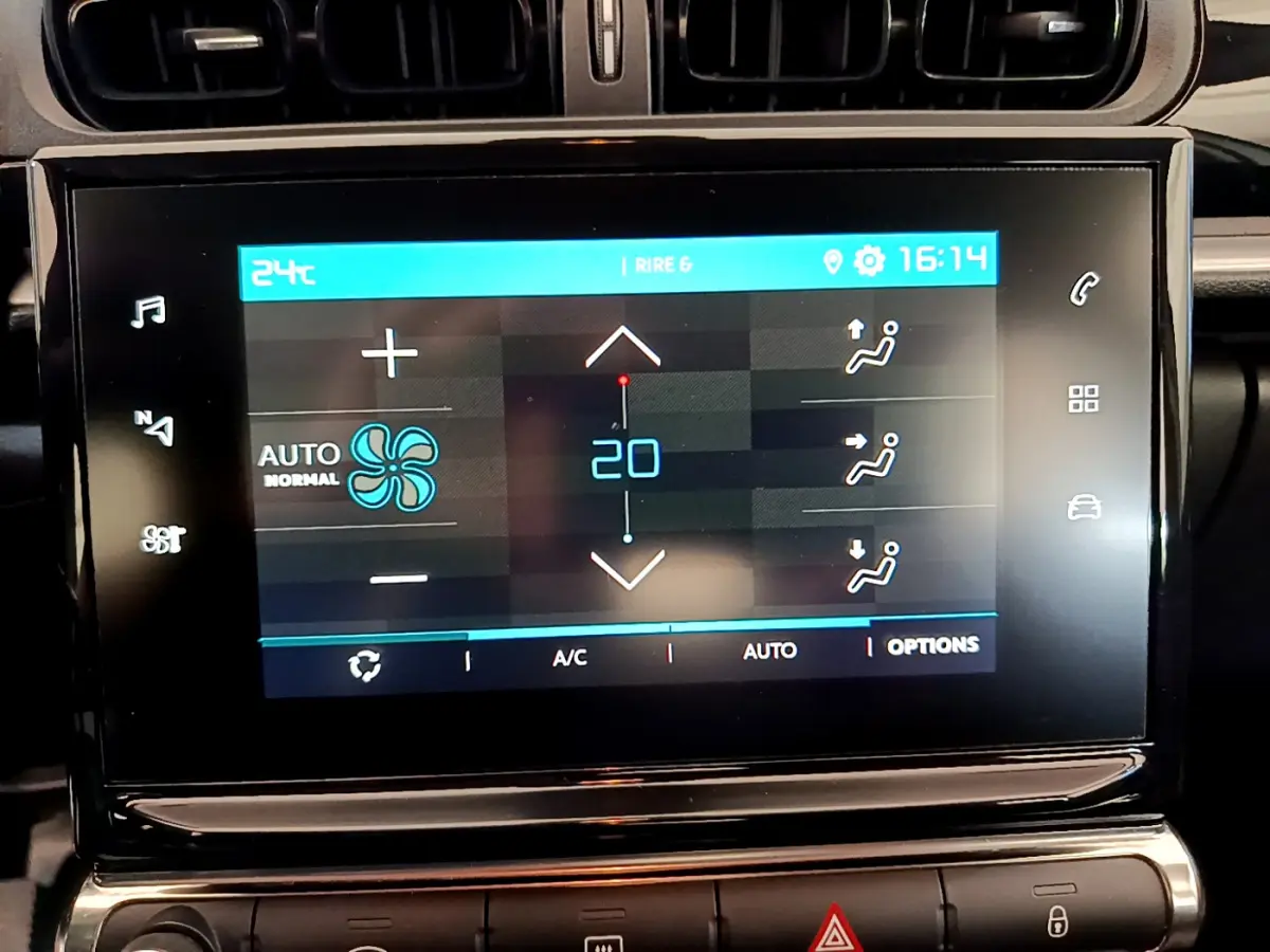 Écran tactile central de la Citroën C3 PureTech 2019 affichant la climatisation automatique à 20 degrés.