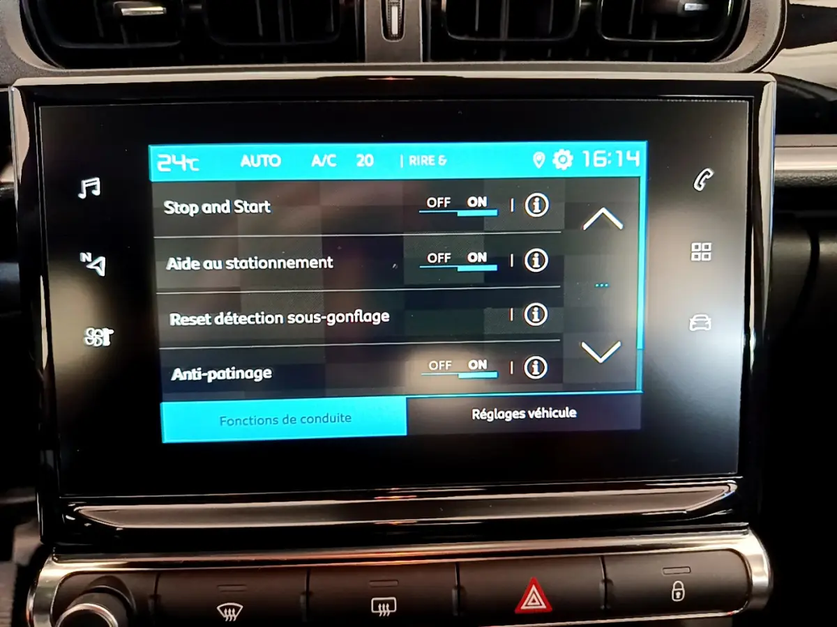 Écran tactile central de la Citroën C3 PureTech 82 affichant les réglages d’aide à la conduite, vue rapprochée intérieure.