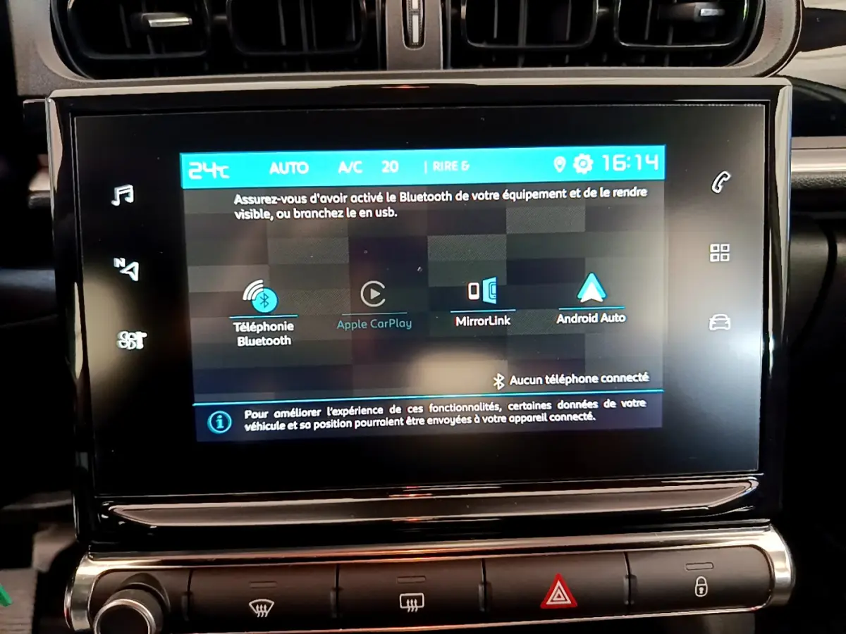 Écran tactile central de la Citroën C3 blanche 2019 affichant les options Apple CarPlay et Android Auto.