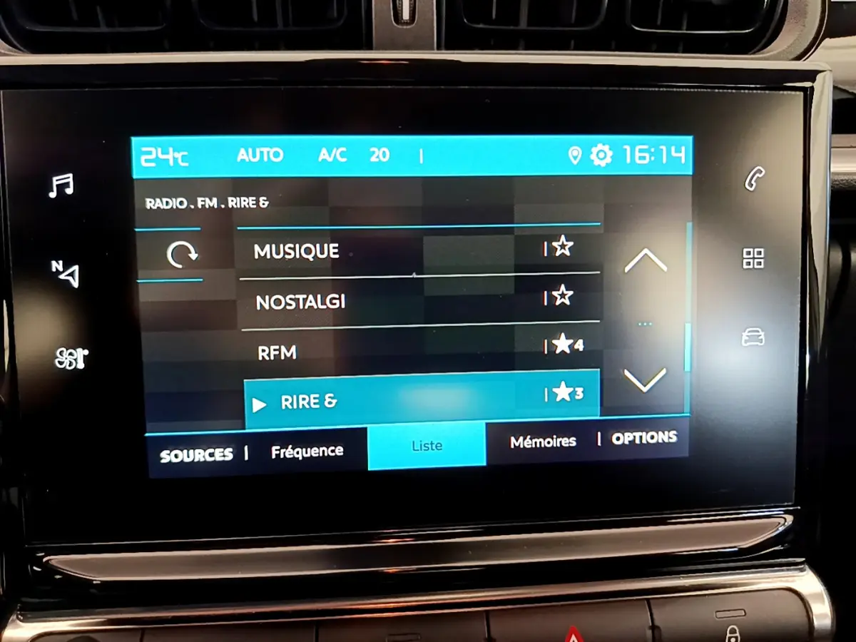 Écran tactile central de la Citroën C3 PureTech 82 blanc affichant les stations radio et la climatisation à 24°C.